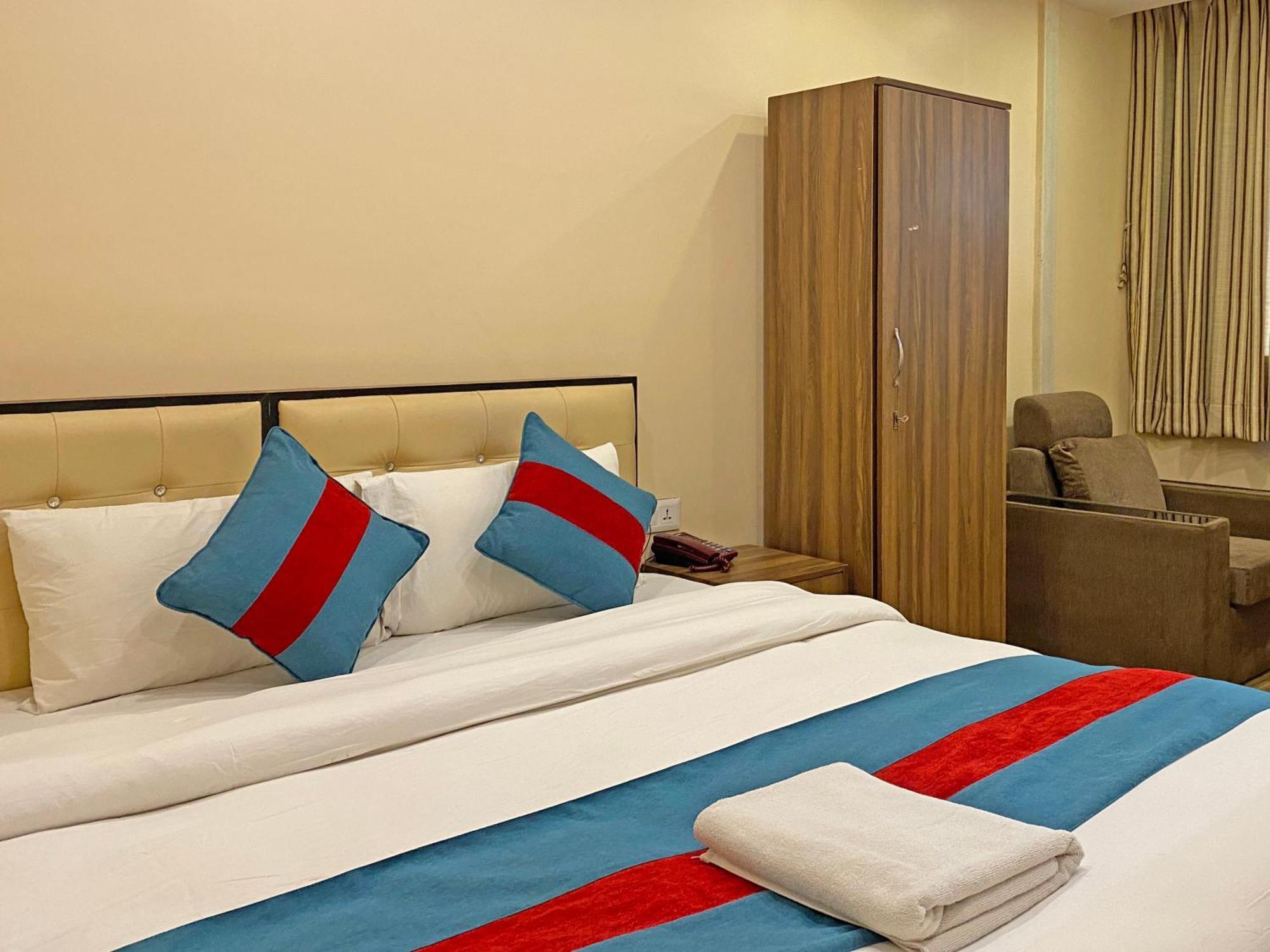 Hotel Airport Holiday Катманду Экстерьер фото