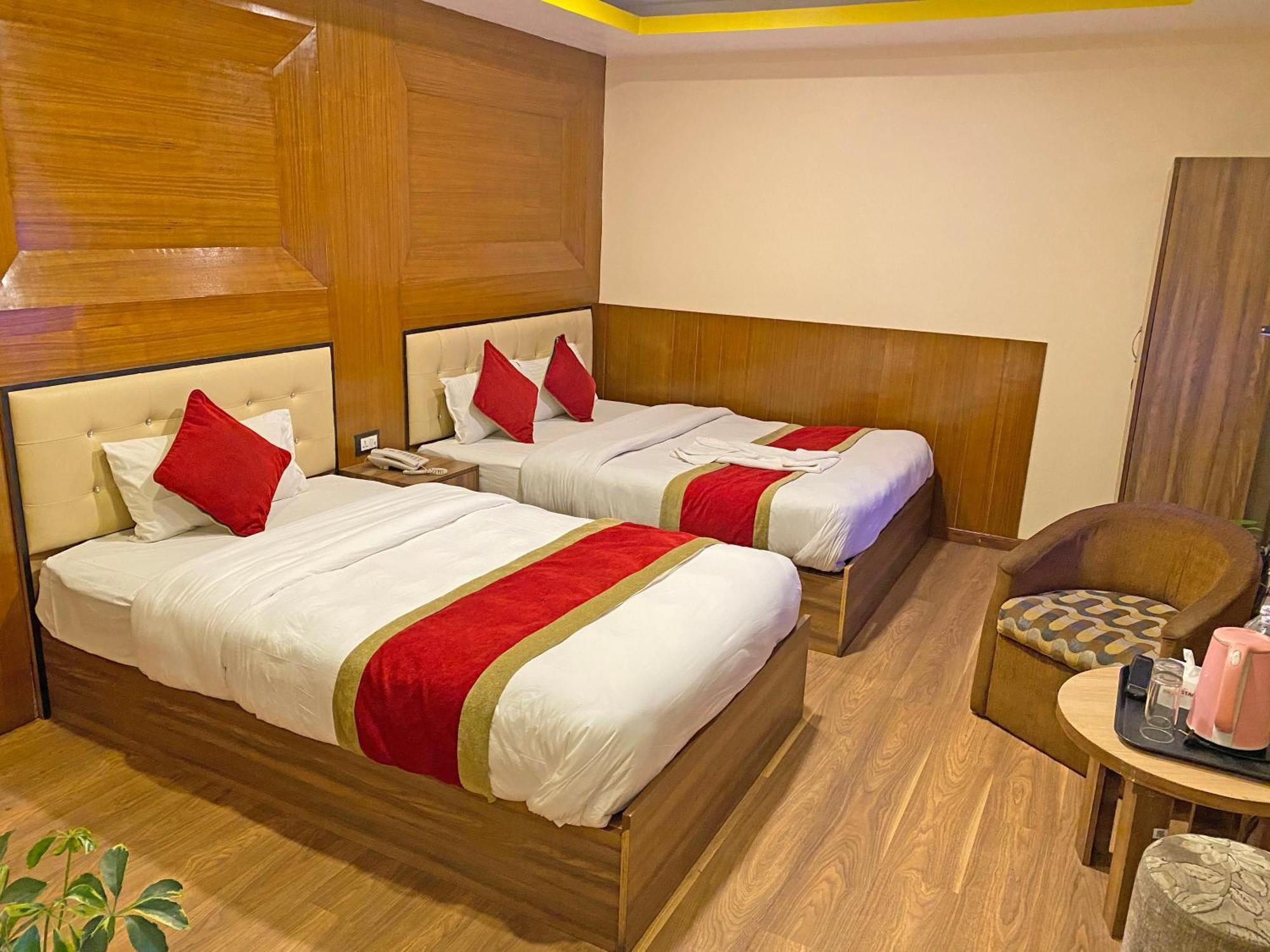 Hotel Airport Holiday Катманду Экстерьер фото