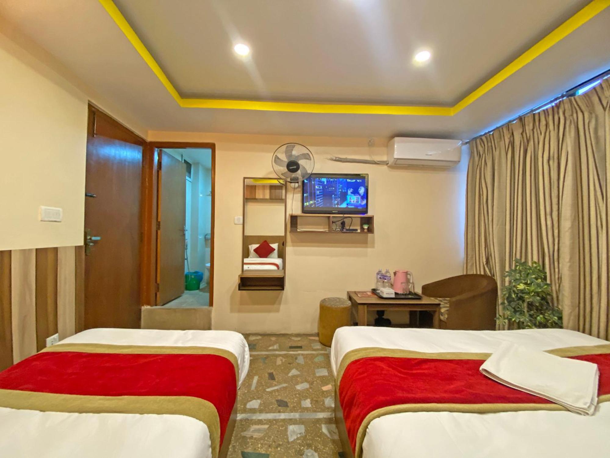 Hotel Airport Holiday Катманду Экстерьер фото