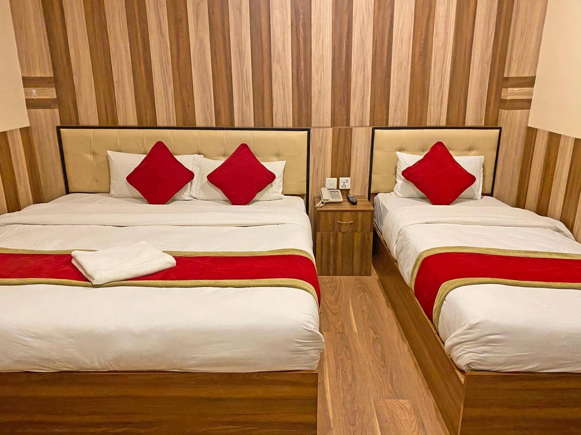 Hotel Airport Holiday Катманду Экстерьер фото