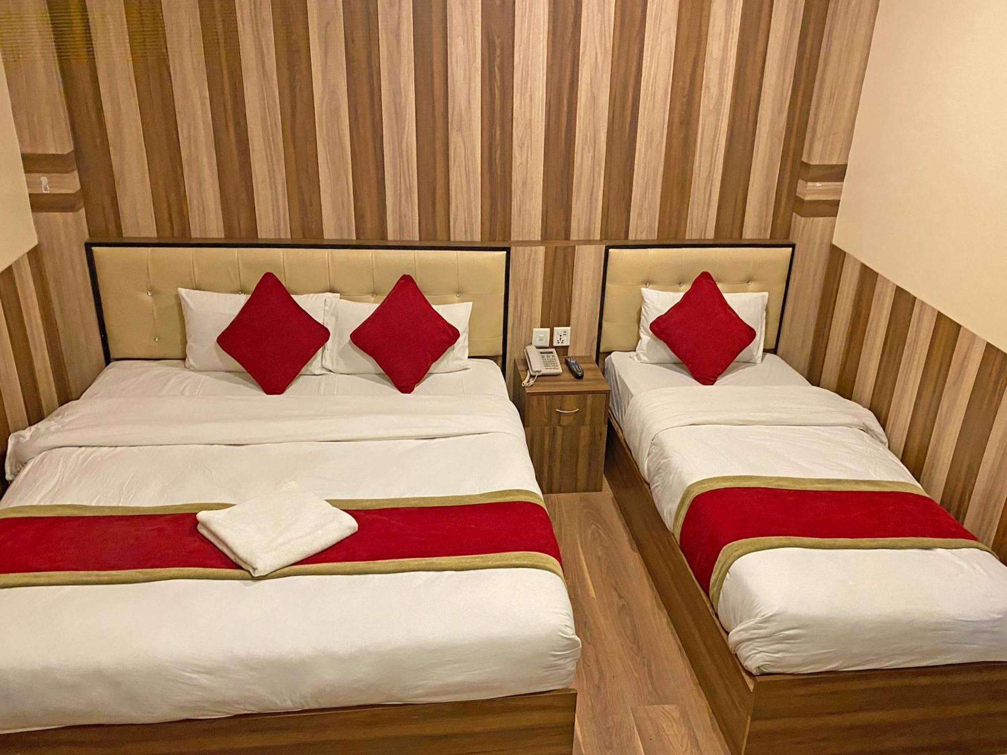 Hotel Airport Holiday Катманду Экстерьер фото