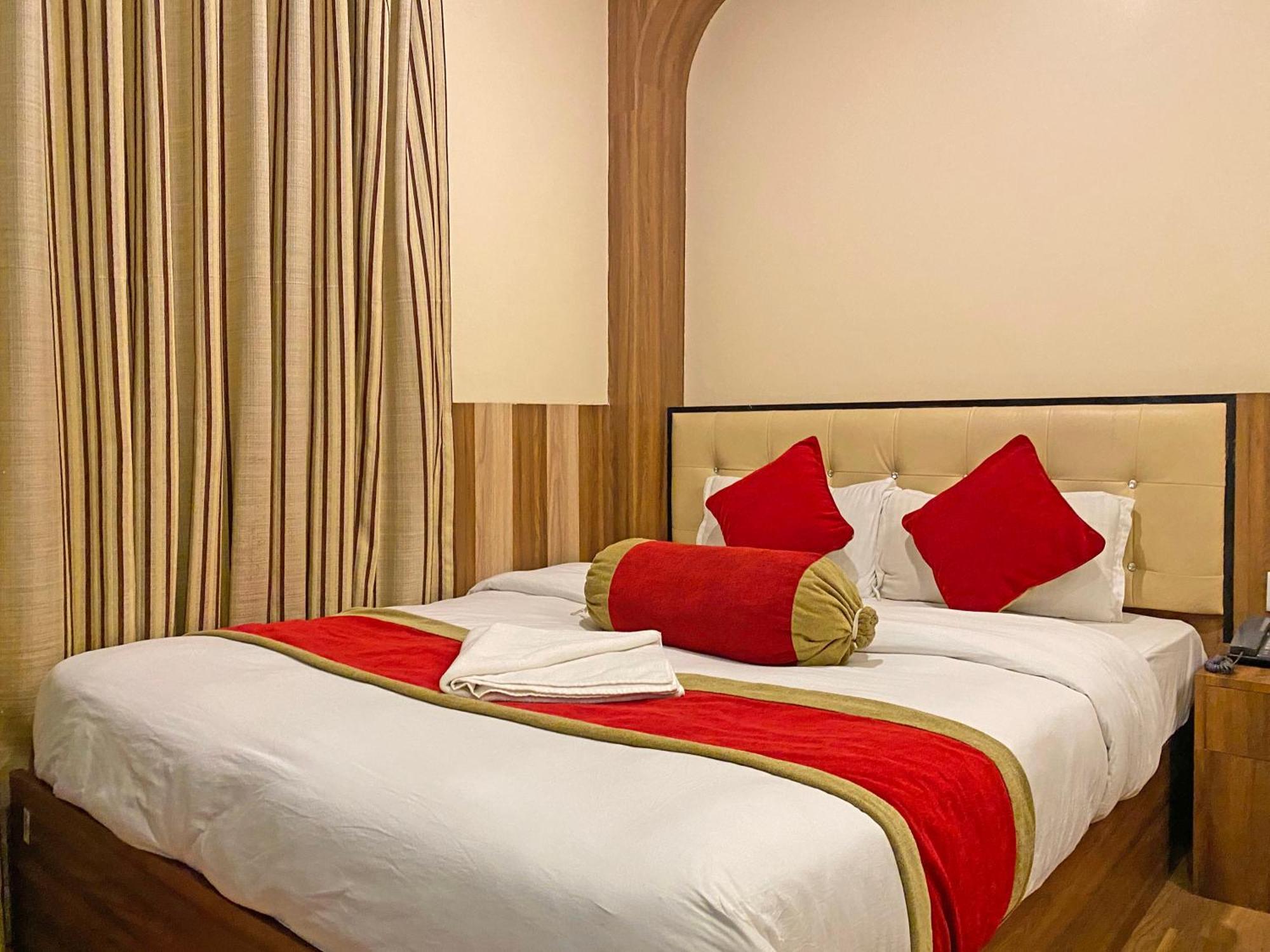 Hotel Airport Holiday Катманду Экстерьер фото