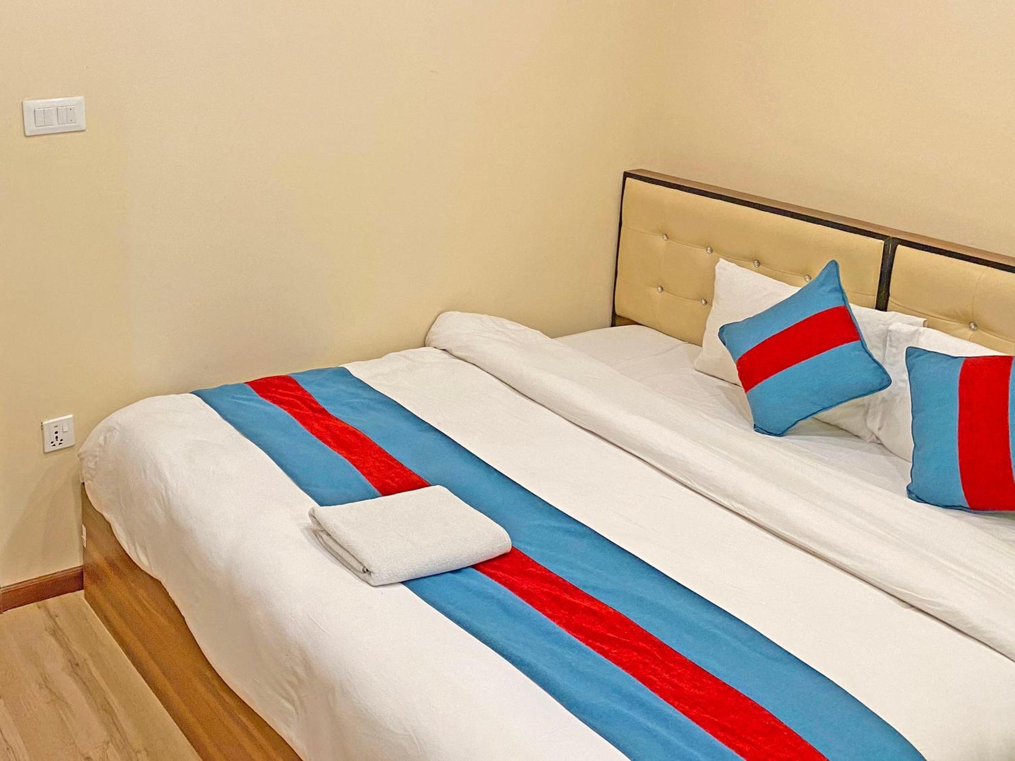 Hotel Airport Holiday Катманду Экстерьер фото